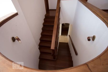 Escadas de casa para alugar com 4 quartos, 463m² em Alto da Boa Vista, Ribeirão Preto