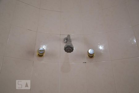 Casa para alugar com 463m², 4 quartos e 4 vagasBanheiro da suíte 1 - instalação para chuveiro