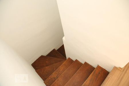 Escada  de casa para alugar com 2 quartos, 80m² em Jardim Henriqueta, Taboão da Serra