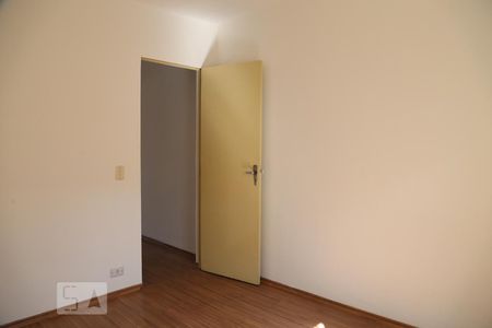 Quarto 1  de casa para alugar com 2 quartos, 80m² em Jardim Henriqueta, Taboão da Serra