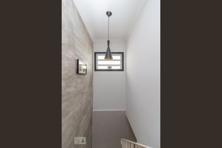 Casa à venda com 150m², 3 quartos e 2 vagas Casa à venda com 150m², 3 quartos e 2 vagasEscada