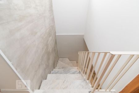 Casa à venda com 150m², 3 quartos e 2 vagas Casa à venda com 150m², 3 quartos e 2 vagasEscada