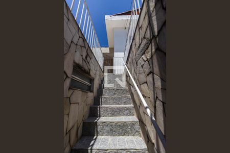 Casa à venda com 350m², 2 quartos e 2 vagasEscada