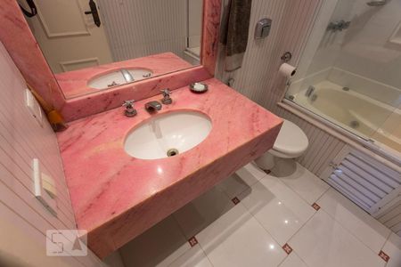 Apartamento à venda com 368m², 4 quartos e 2 vagasBanheiro da Suíte 2