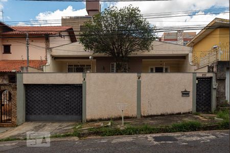 Casa para alugar com 360m², 3 quartos e 2 vagasFachada