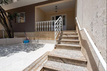 Casa para alugar com 360m², 3 quartos e 2 vagasEscada da Entrada