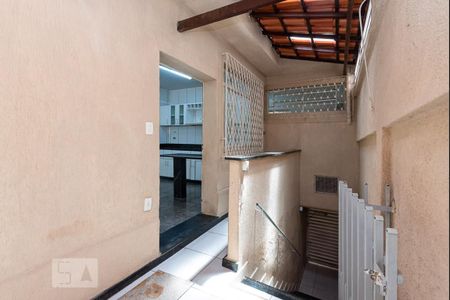 Casa para alugar com 360m², 3 quartos e 2 vagasCorredor Externo - Escada Garagem