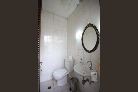 Casa à venda com 330m², 3 quartos e 8 vagasBanheiro de Serviço