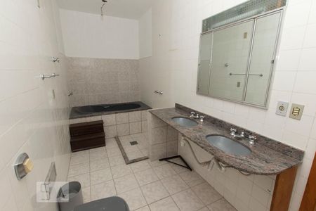 Casa à venda com 250m², 4 quartos e sem vagaBanheiro da Suíte