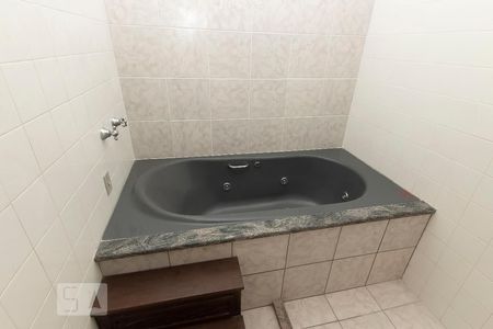 Casa à venda com 250m², 4 quartos e sem vagaBanheiro da Suíte