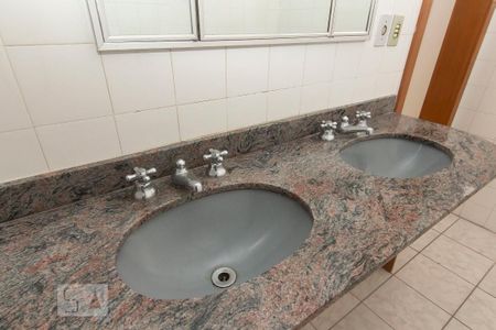 Casa à venda com 250m², 4 quartos e sem vagaBanheiro da Suíte