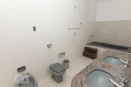 Casa à venda com 250m², 4 quartos e sem vagaBanheiro da Suíte