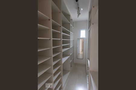 Apartamento à venda com 200m², 4 quartos e 4 vagas Apartamento à venda com 200m², 4 quartos e 4 vagasCloset