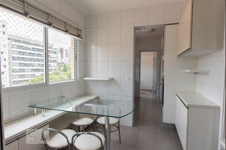 Apartamento à venda com 200m², 4 quartos e 4 vagas Apartamento à venda com 200m², 4 quartos e 4 vagasSala de almoço