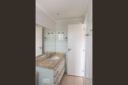 Apartamento à venda com 200m², 4 quartos e 4 vagas Apartamento à venda com 200m², 4 quartos e 4 vagasBanheiro da suíte 3
