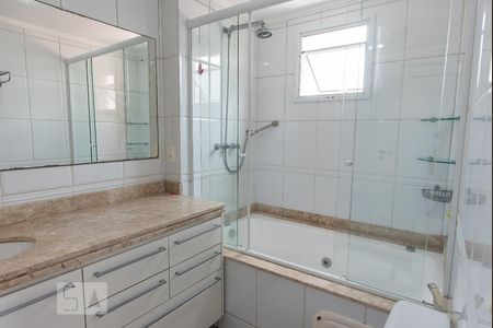 Apartamento à venda com 200m², 4 quartos e 4 vagas Apartamento à venda com 200m², 4 quartos e 4 vagasBanheiro da suíte 4