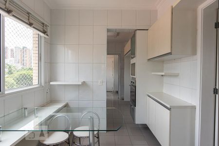 Apartamento à venda com 200m², 4 quartos e 4 vagas Apartamento à venda com 200m², 4 quartos e 4 vagasSala de almoço