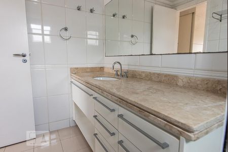 Apartamento à venda com 200m², 4 quartos e 4 vagas Apartamento à venda com 200m², 4 quartos e 4 vagasBanheiro da suíte 4