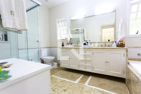 Casa à venda com 600m², 4 quartos e 5 vagasBanheiro da Suíte 4