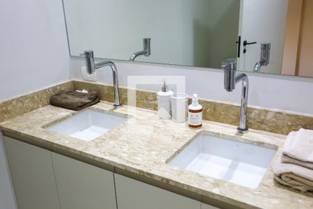 Casa à venda com 600m², 4 quartos e 5 vagasBanheiro da Suíte 1