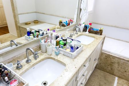 Casa à venda com 600m², 4 quartos e 5 vagasBanheiro da Suíte 4