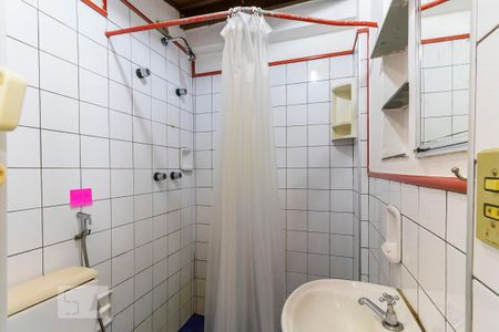 Banheiro de kitnet/studio para alugar com 1 quarto, 30m² em Cidade Universitária, Campinas