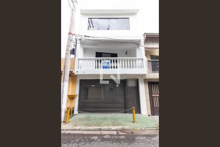 Casa à venda com 220m², 3 quartos e 3 vagas Casa à venda com 220m², 3 quartos e 3 vagasFachada