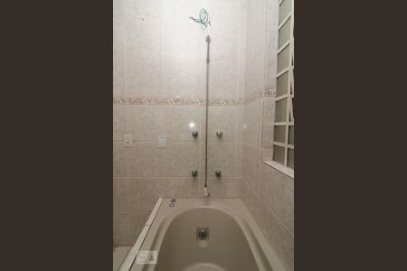 Casa à venda com 180m², 4 quartos e 4 vagas Casa à venda com 180m², 4 quartos e 4 vagasBanheiro da Suíte