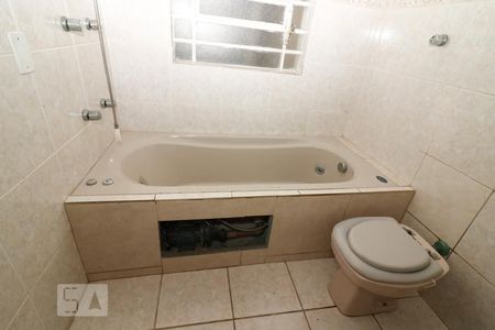 Casa à venda com 180m², 4 quartos e 4 vagas Casa à venda com 180m², 4 quartos e 4 vagasBanheiro da Suíte