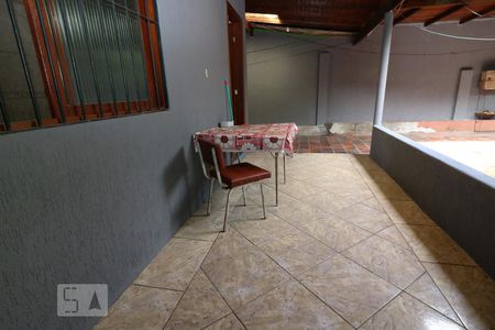 Casa à venda com 180m², 4 quartos e 4 vagas Casa à venda com 180m², 4 quartos e 4 vagasvaranda