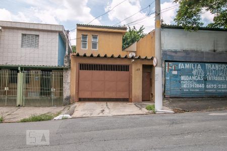 Casa à venda com 120m², 4 quartos e 2 vagas Casa à venda com 120m², 4 quartos e 2 vagasFachada