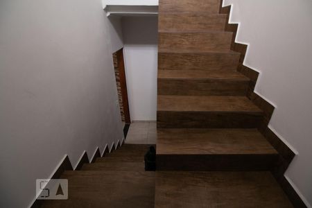 Casa à venda com 120m², 4 quartos e 2 vagas Casa à venda com 120m², 4 quartos e 2 vagasEscadas