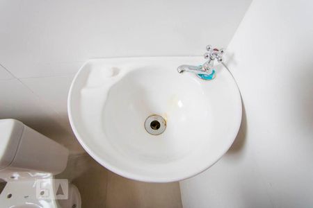 Banheiro de kitnet/studio para alugar com 1 quarto, 11m² em Vila São Pedro, Santo André