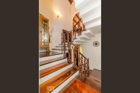 Casa à venda com 420m², 4 quartos e 4 vagasEscada