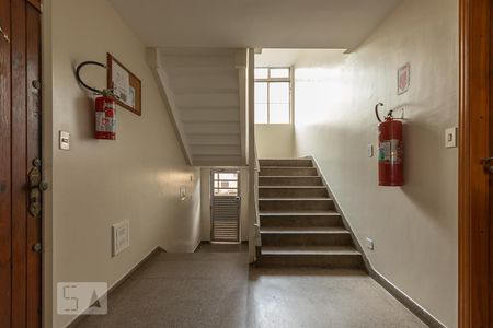 Apartamento à venda com 52m², 2 quartos e 1 vagaEscada de acesso 