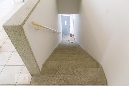 Casa para alugar com 58m², 2 quartos e sem vaga Casa para alugar com 58m², 2 quartos e sem vagaSala - Escada