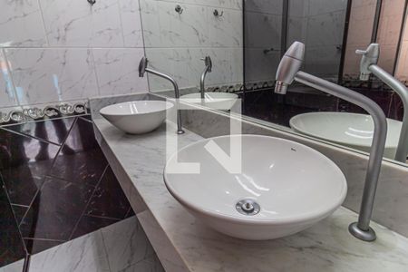 Casa à venda com 356m², 4 quartos e 10 vagasBanheiro da Suite - Pia