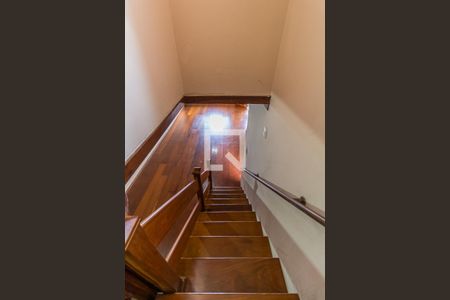 Casa à venda com 356m², 4 quartos e 10 vagasEscada Dormitórios