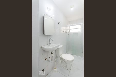 Banheiro de kitnet/studio para alugar com 1 quarto, 47m² em Gonzaga, Santos