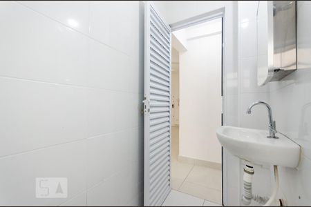 Banheiro de kitnet/studio para alugar com 1 quarto, 47m² em Gonzaga, Santos