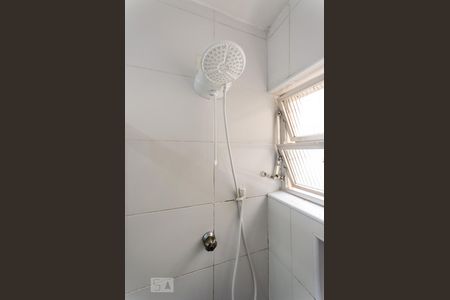 Chuveiro de kitnet/studio para alugar com 1 quarto, 47m² em Gonzaga, Santos