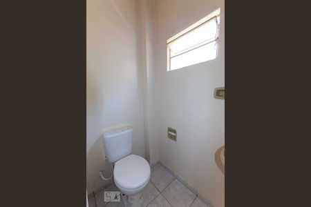 Banheiro de casa de condomínio à venda com 1 quarto, 125m² em Azenha, Porto Alegre