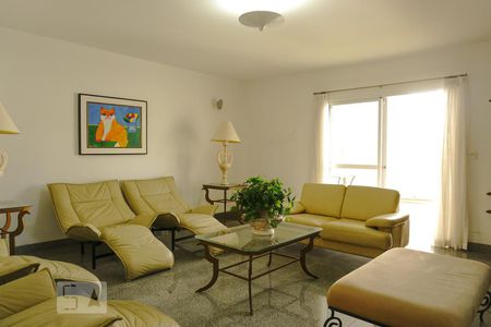 Casa à venda com 850m², 4 quartos e 5 vagas Casa à venda com 850m², 4 quartos e 5 vagasSala de Cinema