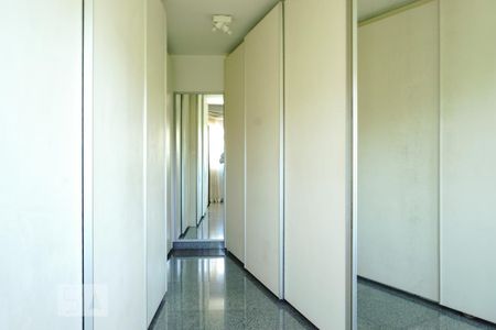 Casa à venda com 850m², 4 quartos e 5 vagas Casa à venda com 850m², 4 quartos e 5 vagasCloset da Suíte 1