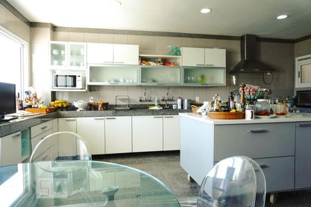 Casa à venda com 850m², 4 quartos e 5 vagas Casa à venda com 850m², 4 quartos e 5 vagasCozinha