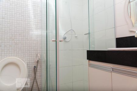 Banheiro de kitnet/studio para alugar com 1 quarto, 35m² em Saraiva, Uberlândia