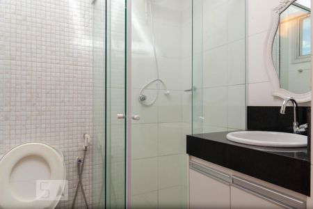 Banheiro de kitnet/studio para alugar com 1 quarto, 35m² em Saraiva, Uberlândia
