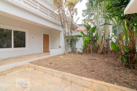 Casa à venda com 450m², 4 quartos e 5 vagas Casa à venda com 450m², 4 quartos e 5 vagasQuintal