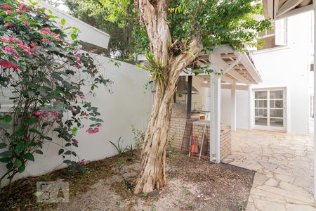 Casa à venda com 450m², 4 quartos e 5 vagas Casa à venda com 450m², 4 quartos e 5 vagasQuintal