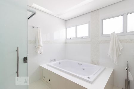 Casa à venda com 700m², 8 quartos e 8 vagasBanheiro da Suíte 1